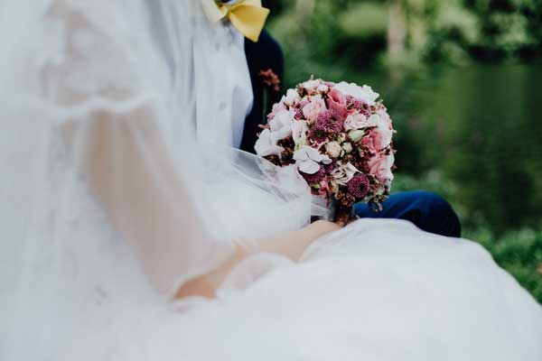 Hochzeitskleid mit Blumen
